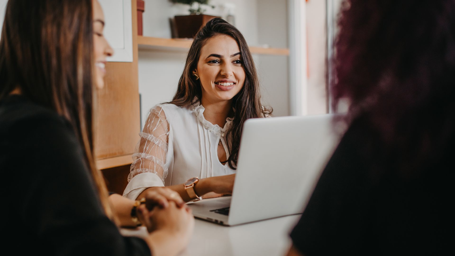 Descubra como usar cases de sucesso para atrair novos clientes e fortalecer sua agência com histórias impactantes e emocionais.